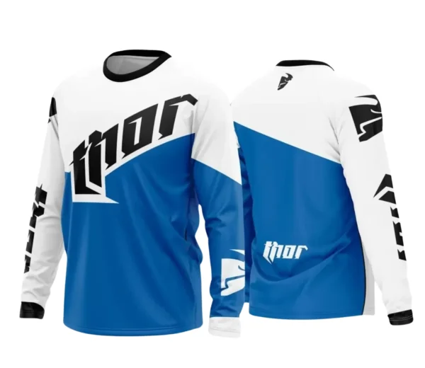 Camisa com logo no peito e estampa grande nas costas, mostrando design exclusivo para amantes do motocross e trilhas, com elementos gráficos que destacam a energia e adrenalina do esporte.